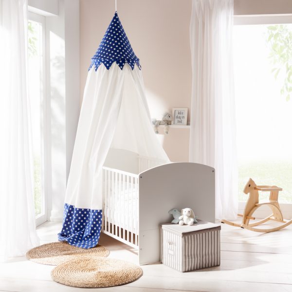 Kinderzimmer eingerichtet mit Holz Babybett