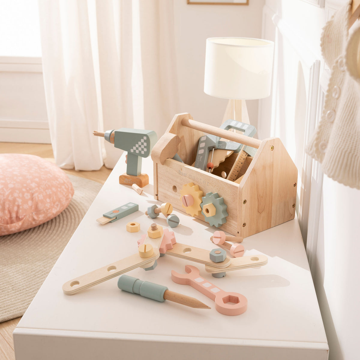 Werkzeugkiste Holz im Kinderzimmer