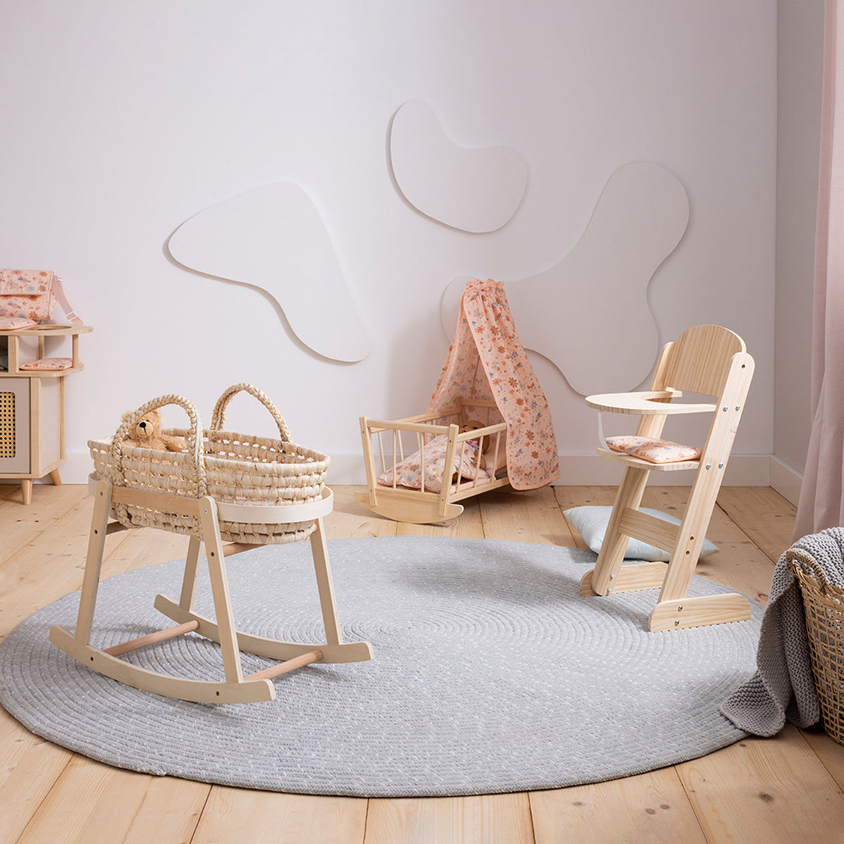 Puppenwiege im Kinderzimmer